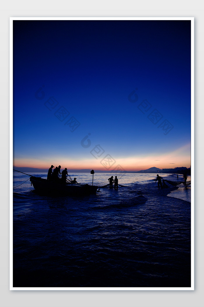 傍晚的夕阳海边剪影人像建筑摄影图片图片