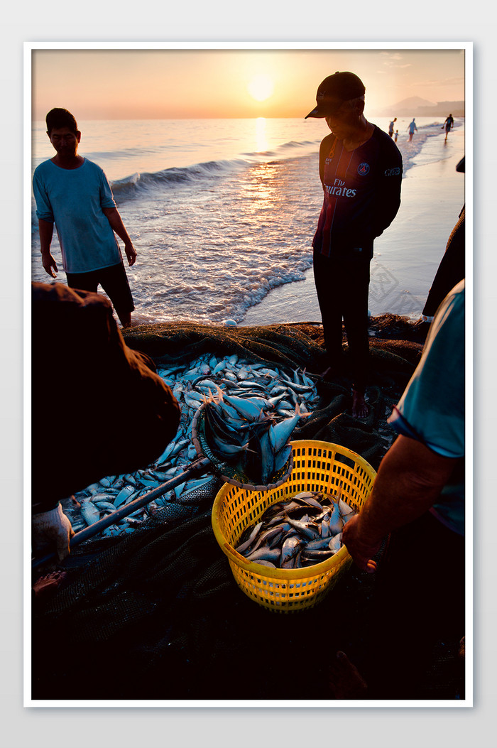 傍晚的夕阳海边剪影人像建筑的摄影图片