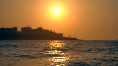 唯美海岸金色夕阳逆光大海沙滩4K实拍