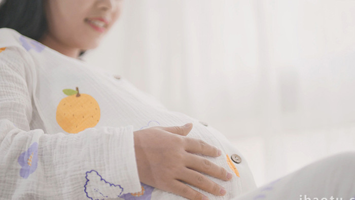 母婴孕妇抚摸腹中胎儿视频素材4K