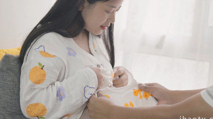 母婴孕妇给婴儿准备衣服视频素材4K