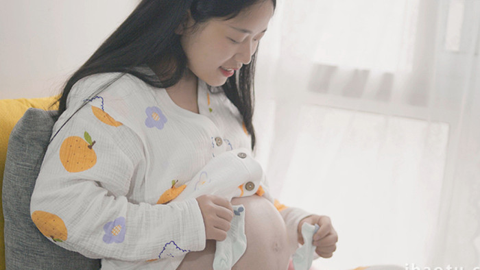 母婴孕妇和腹中婴儿互动视频素材4K