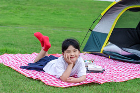 夏天户外露营草地休闲的小女孩儿童