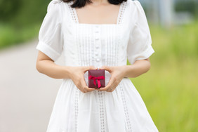 情人节女生接收礼物