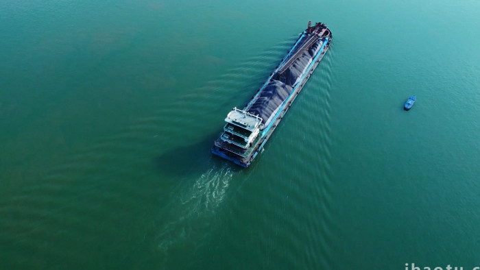 物流运输大气江水上行驶的货运轮船航拍