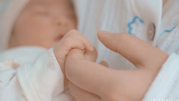 人物婴儿妈妈牵婴儿小手4K视频素材