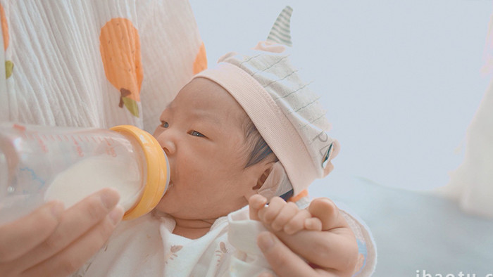 母婴亲子妈妈喂婴儿吃奶4K视频素材