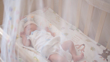 人物形象婴儿在婴儿床上睡觉4K视频素材