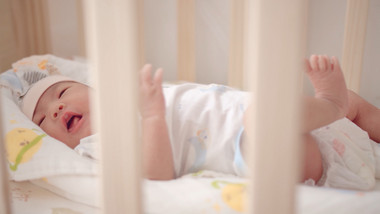 人物形象婴儿在婴儿床四肢舞动4K视频素材