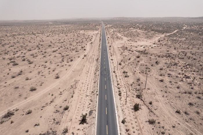 航拍大西北戈壁滩上的公路摄影图片