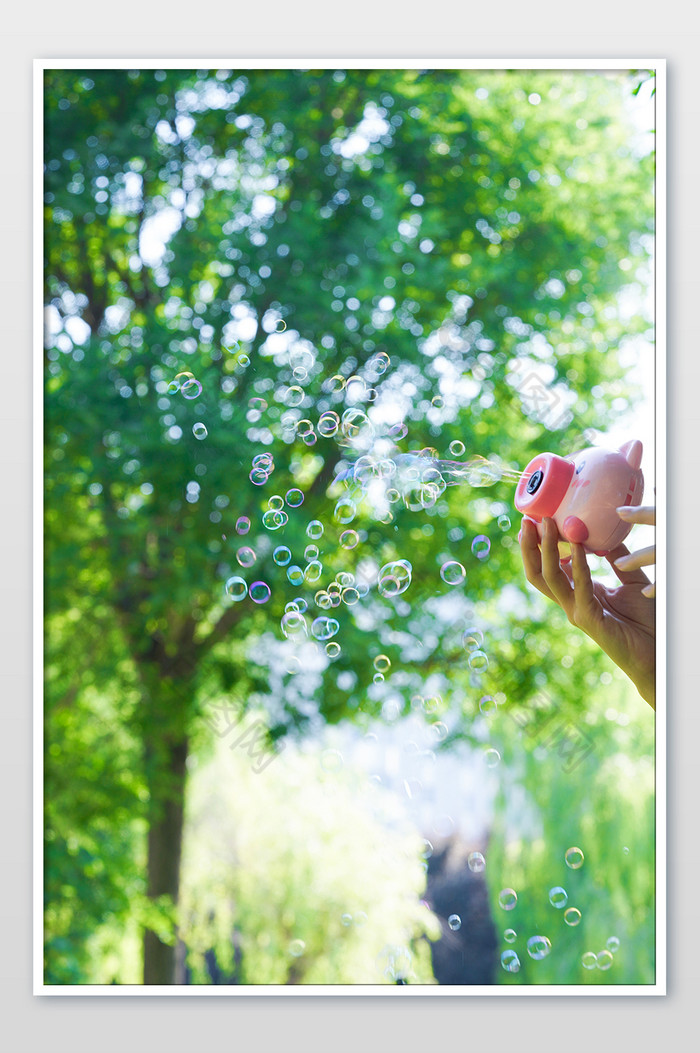 户外泡泡机吹泡泡树木夏天绿色小清新背景图片图片