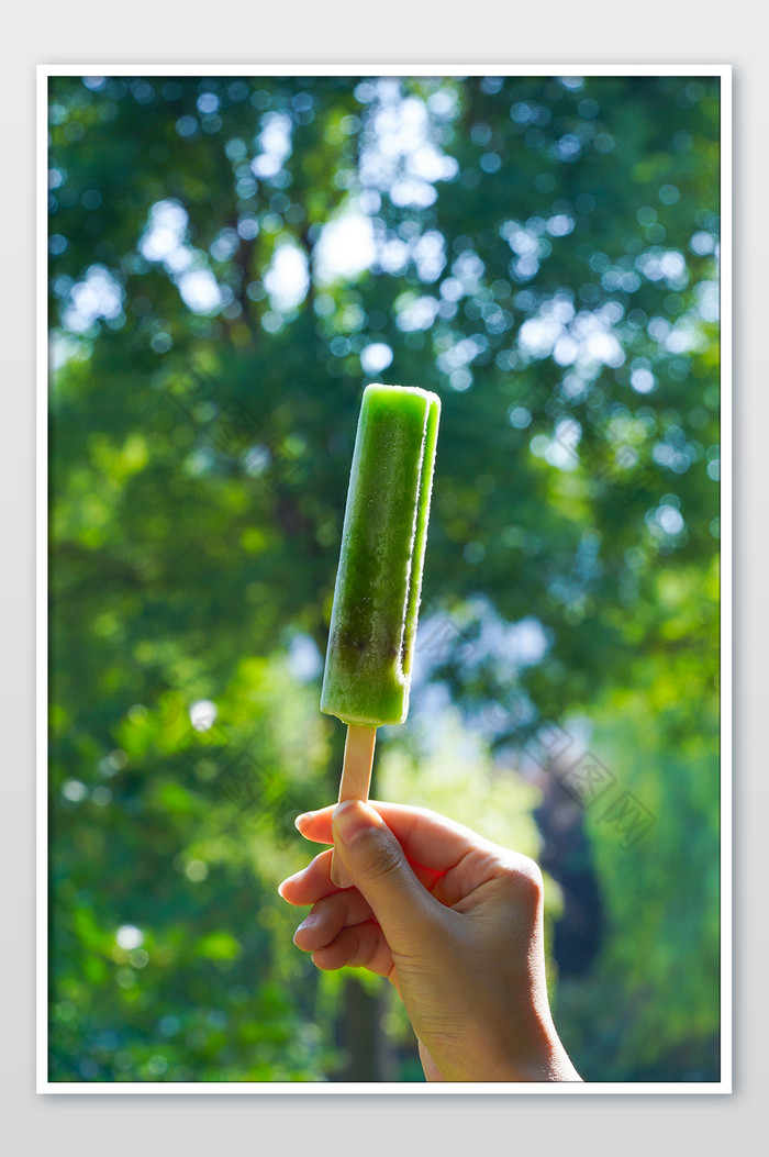户外手拿绿色绿豆沙冰棍夏天绿色小清新背景