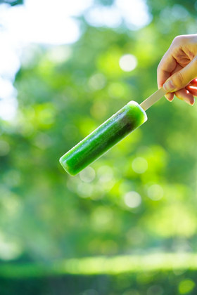 户外手拿冰棍夏天