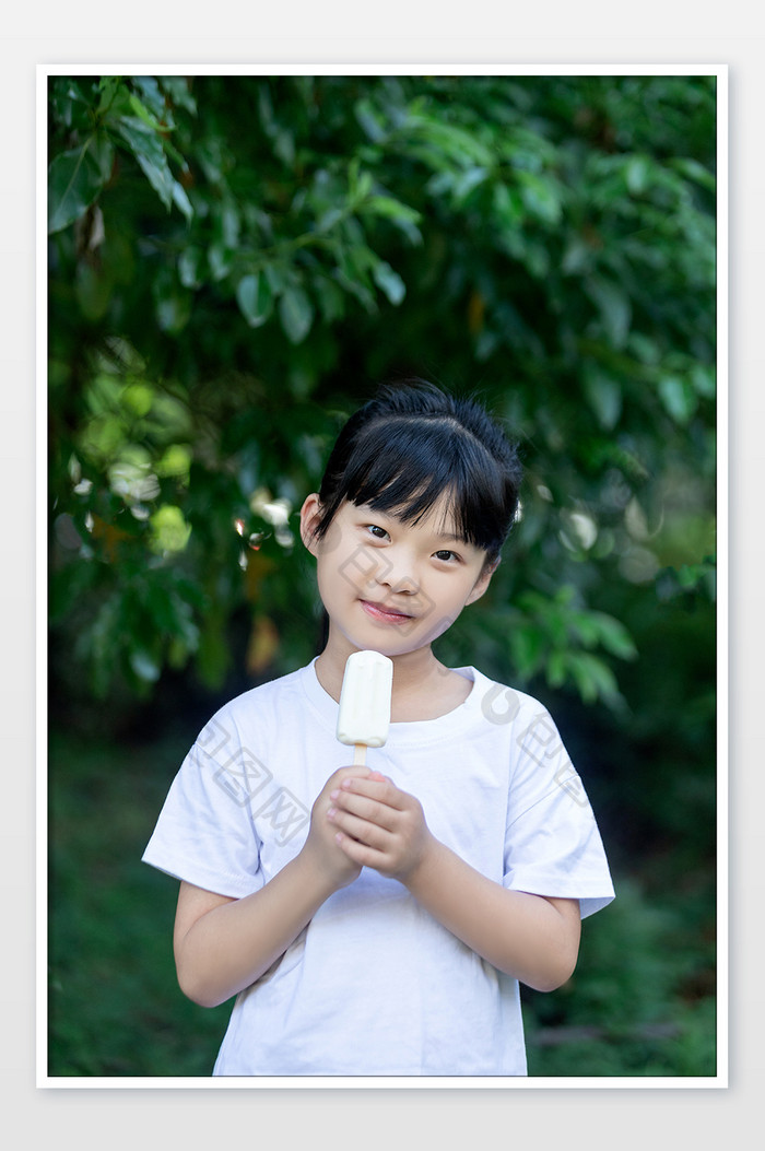 夏天吃冰淇淋微笑的小女孩儿童清新人像