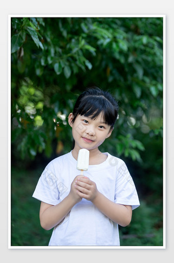 夏天吃冰淇淋微笑的小女孩儿童清新人像图片