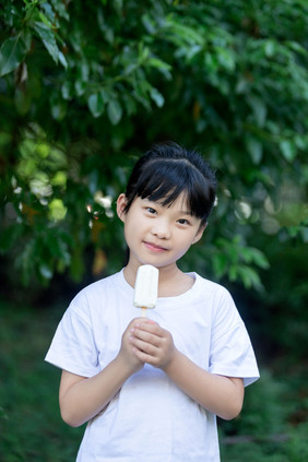 夏天吃冰淇淋微笑的小女孩儿童清新人像