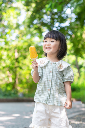 夏天儿童拿着雪糕