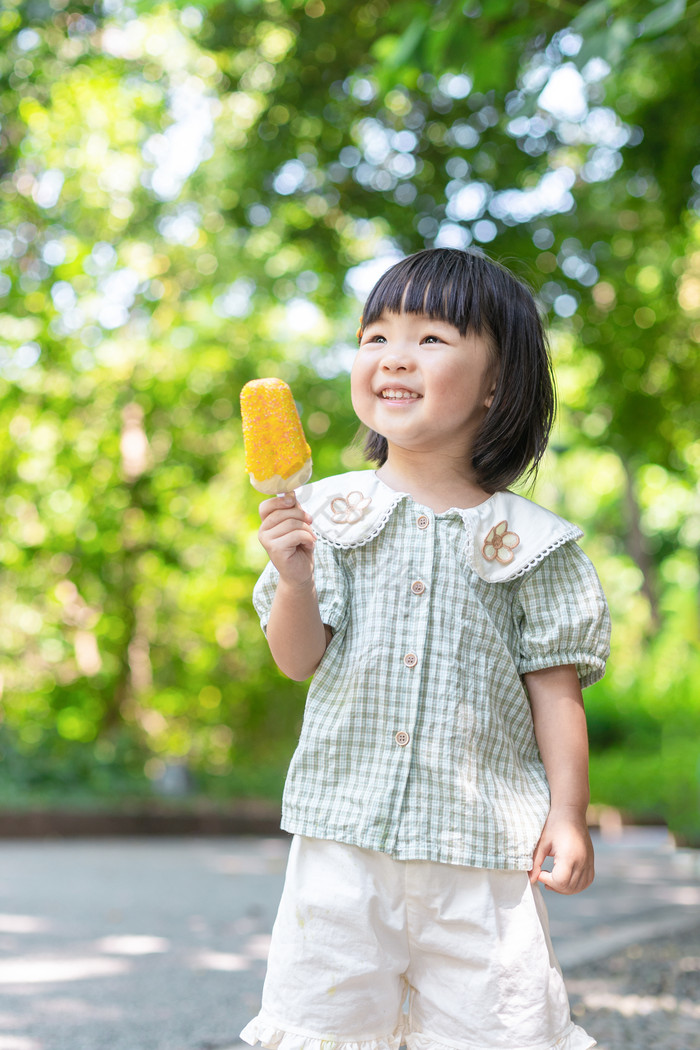 夏天儿童拿着雪糕图片