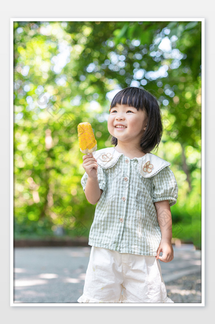 夏天儿童拿着雪糕图片图片