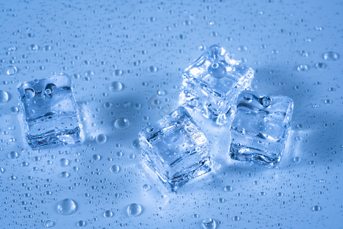 夏季冰块冰镇透明冰块水滴图片