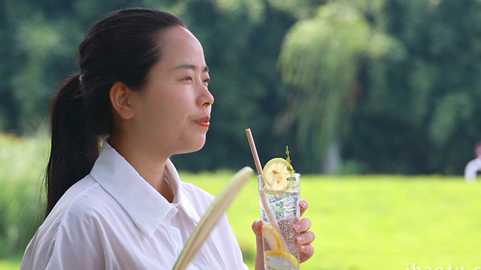 人物形象女孩扇蒲扇喝柠檬水4K视频素材