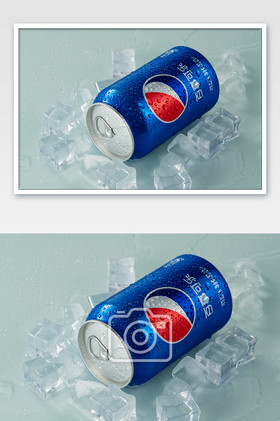 冰凉的饮料在冰块堆里