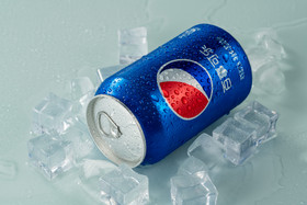 冰凉的饮料在冰块堆里