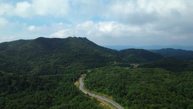 震撼自然夏季山脉公路翠绿树林航拍