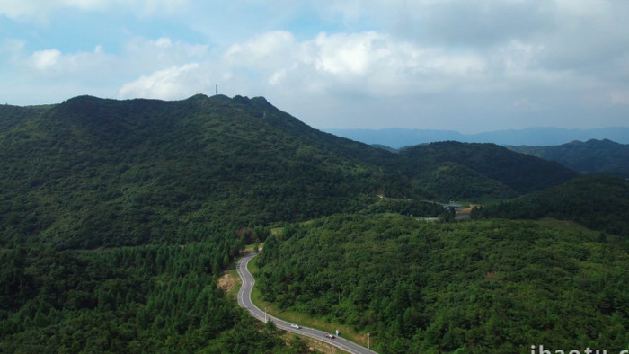 震撼自然夏季山脉公路翠绿树林航拍