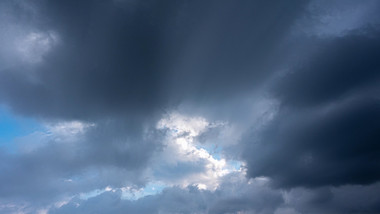 自然压抑天空暴雨前乌云密布延时