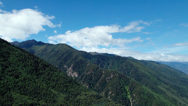 自然雄伟山峰山脉绿林风光航拍