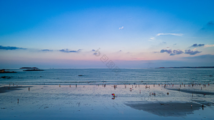 傍晚夕阳下的平潭海岸边摄影图图片