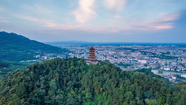 大气城市山顶古建筑环绕航拍延时