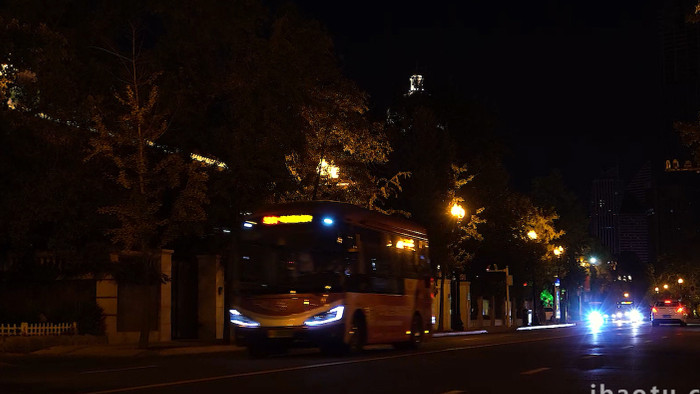 城市冷清街道车辆实拍夜景