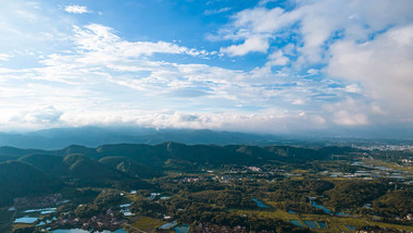 自然天空高山平流层云层航拍移动