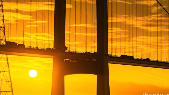 日出朝霞大桥太阳从大桥钻出延时