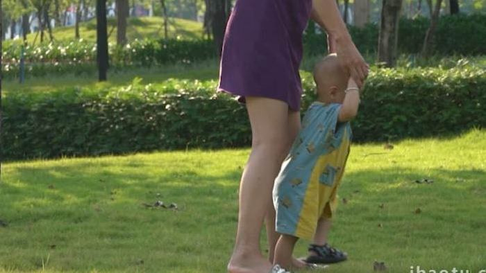 人文生活家庭陪伴婴儿学走路视频