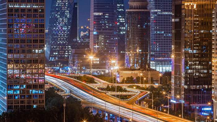 北京的国贸cbd大气夜景的车流图片