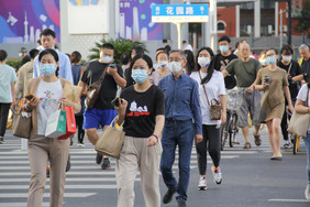 戴口罩过马路的人流