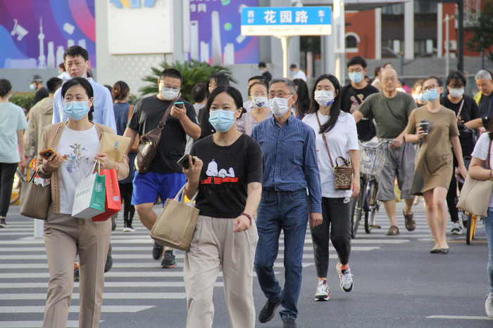 戴口罩过马路的人流图片