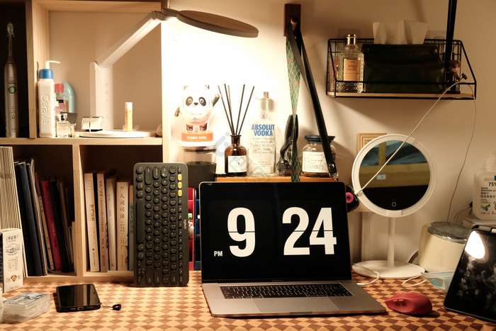温馨整洁的书桌桌面宿舍环境自习图片