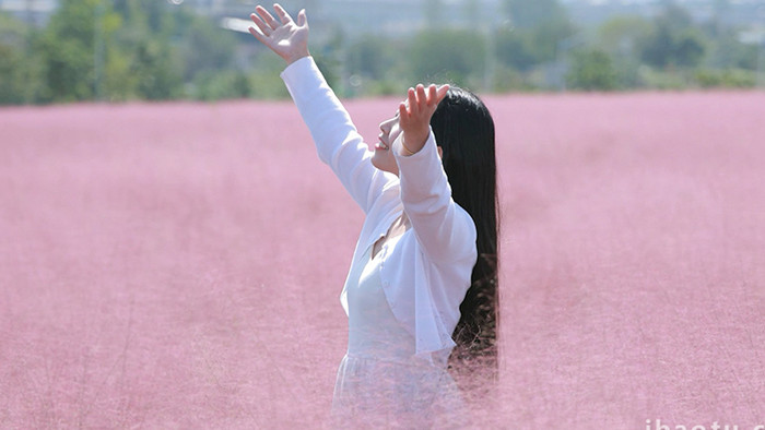 人物形象女孩在粉黛草丛转圈