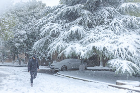 下雪雪天行走的路人和雪景