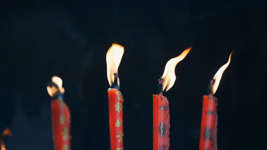 新年寺庙祈福许愿蜡烛烛光实拍