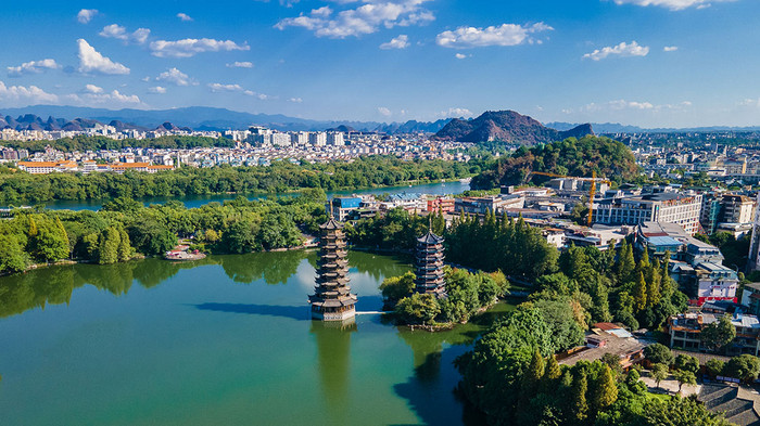 航拍桂林绿水青山的市区风景图片