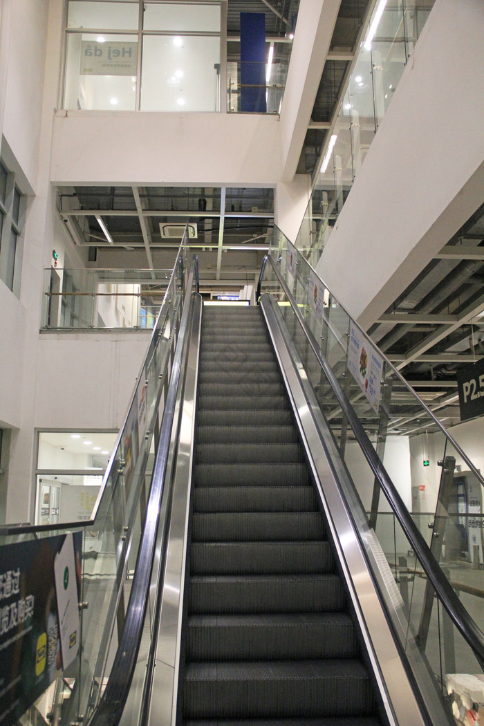 大型商场的自动扶梯电梯图片