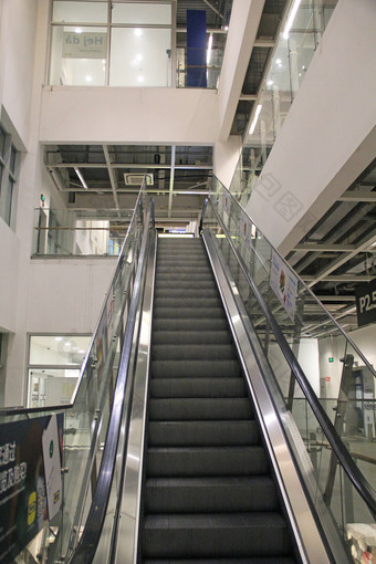 大型商场的自动扶梯电梯