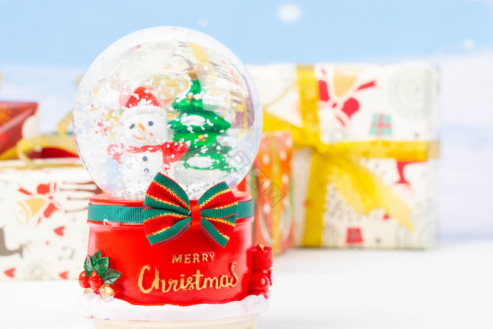 圣诞节雪景礼物盒水晶球圣诞装饰图片