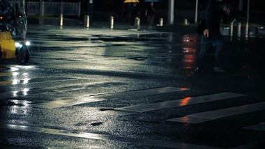 特写雨天马路上车辆行人交通升格