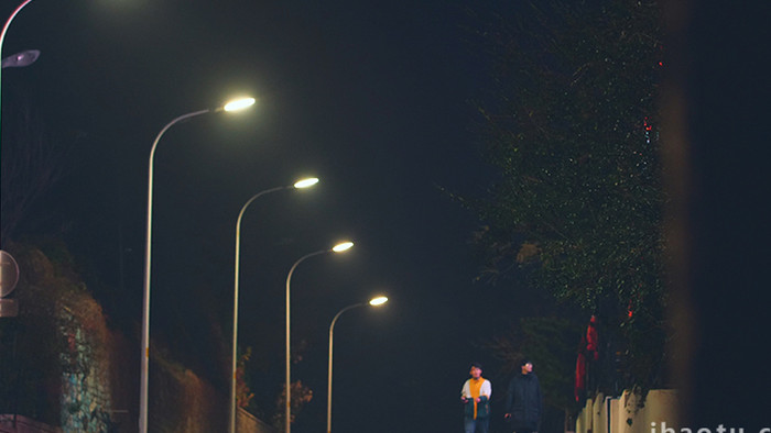 夜晚城市路灯下散步希壤人群实拍
